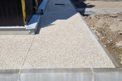 Trottoir-beton-desactive-ciment-blanc-1