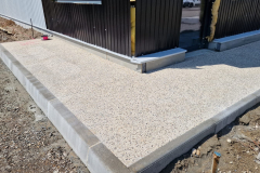 Trottoir-beton-desactive-ciment-blanc