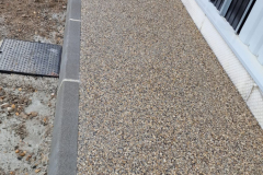 Trottoir-beton-desactive-ciment-gris